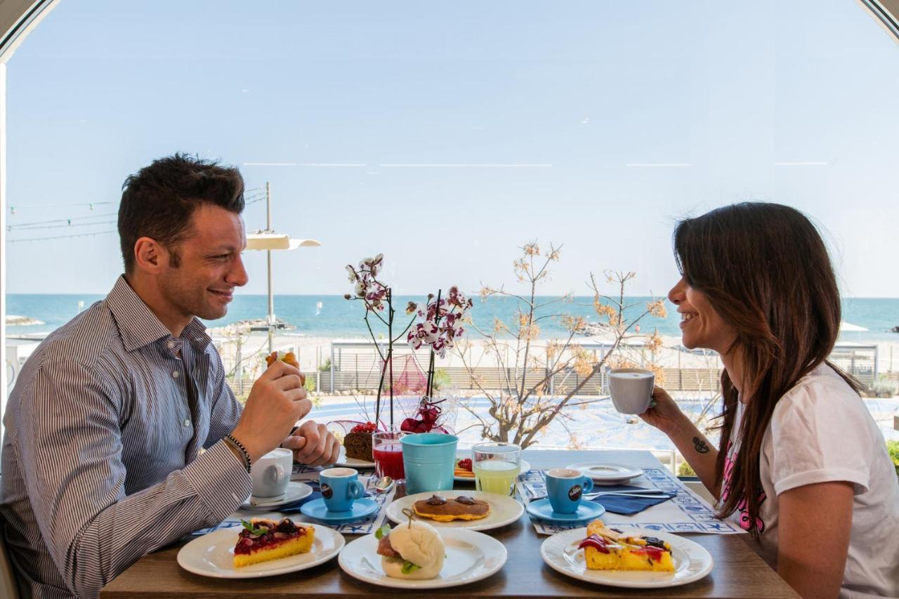 Hotel Alexandra - Beach Front - Healthy Xxl Breakfast & Brunch Until 12 30 - Parking Included Misano Adriatico Exteriör bild