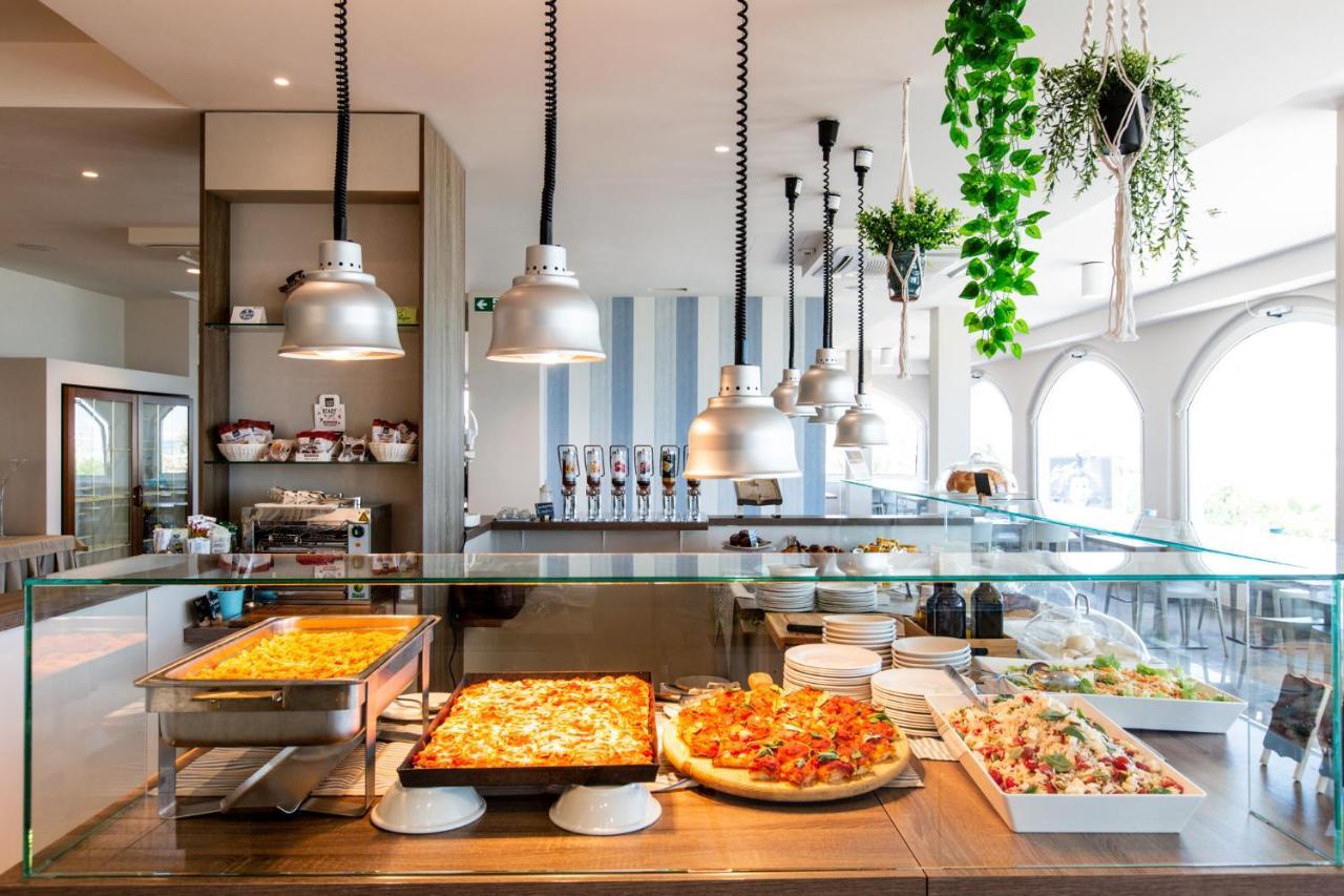 Hotel Alexandra - Beach Front - Healthy Xxl Breakfast & Brunch Until 12 30 - Parking Included Misano Adriatico Exteriör bild