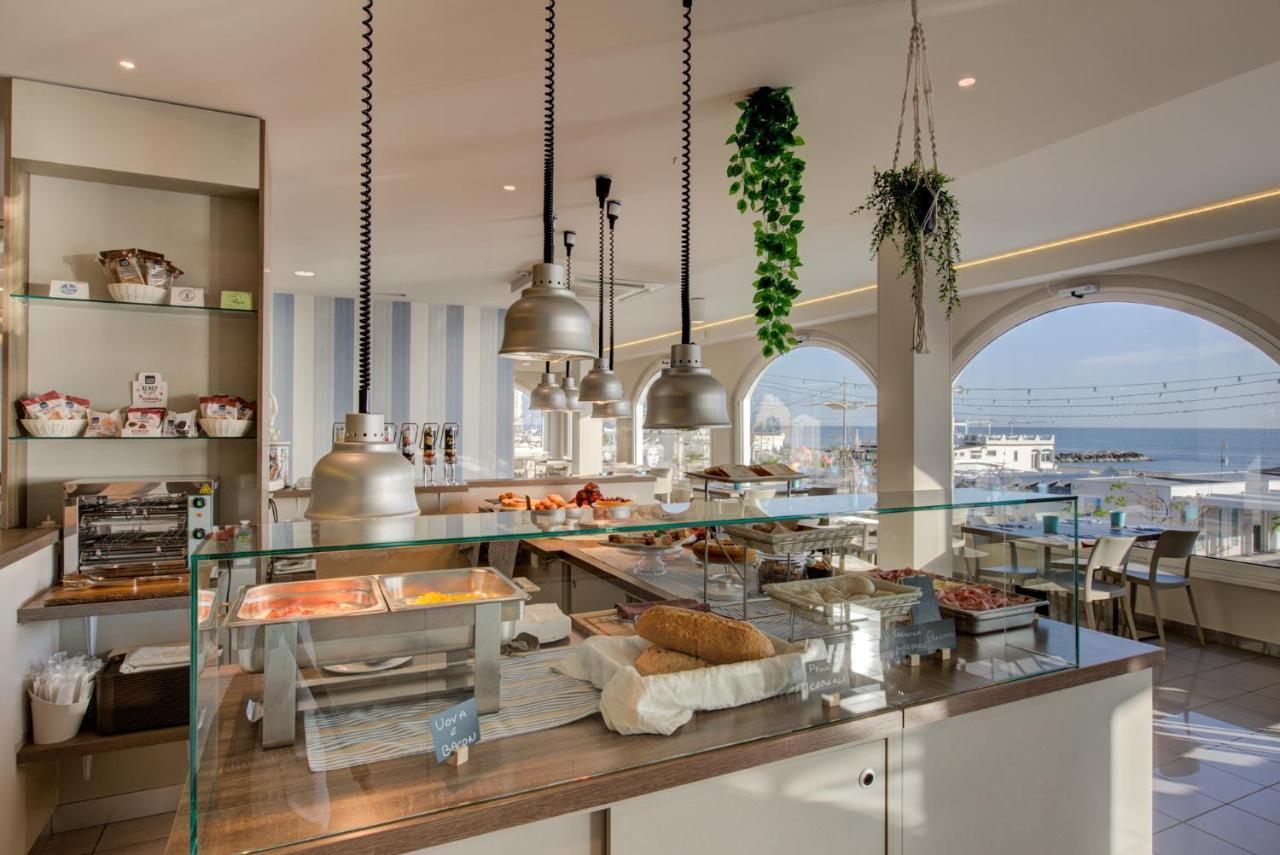 Hotel Alexandra - Beach Front - Healthy Xxl Breakfast & Brunch Until 12 30 - Parking Included Misano Adriatico Exteriör bild