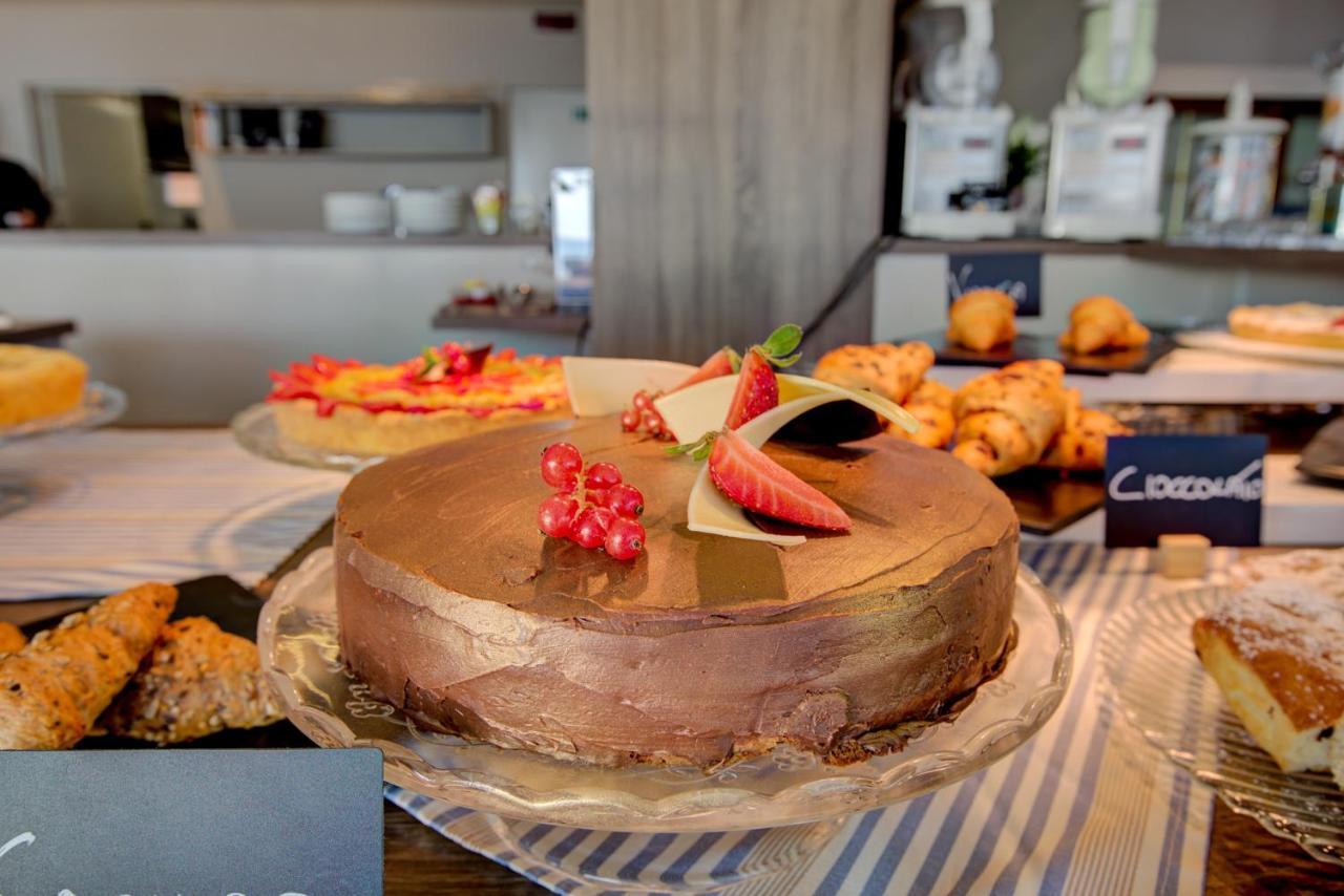 Hotel Alexandra - Beach Front - Healthy Xxl Breakfast & Brunch Until 12 30 - Parking Included Misano Adriatico Exteriör bild