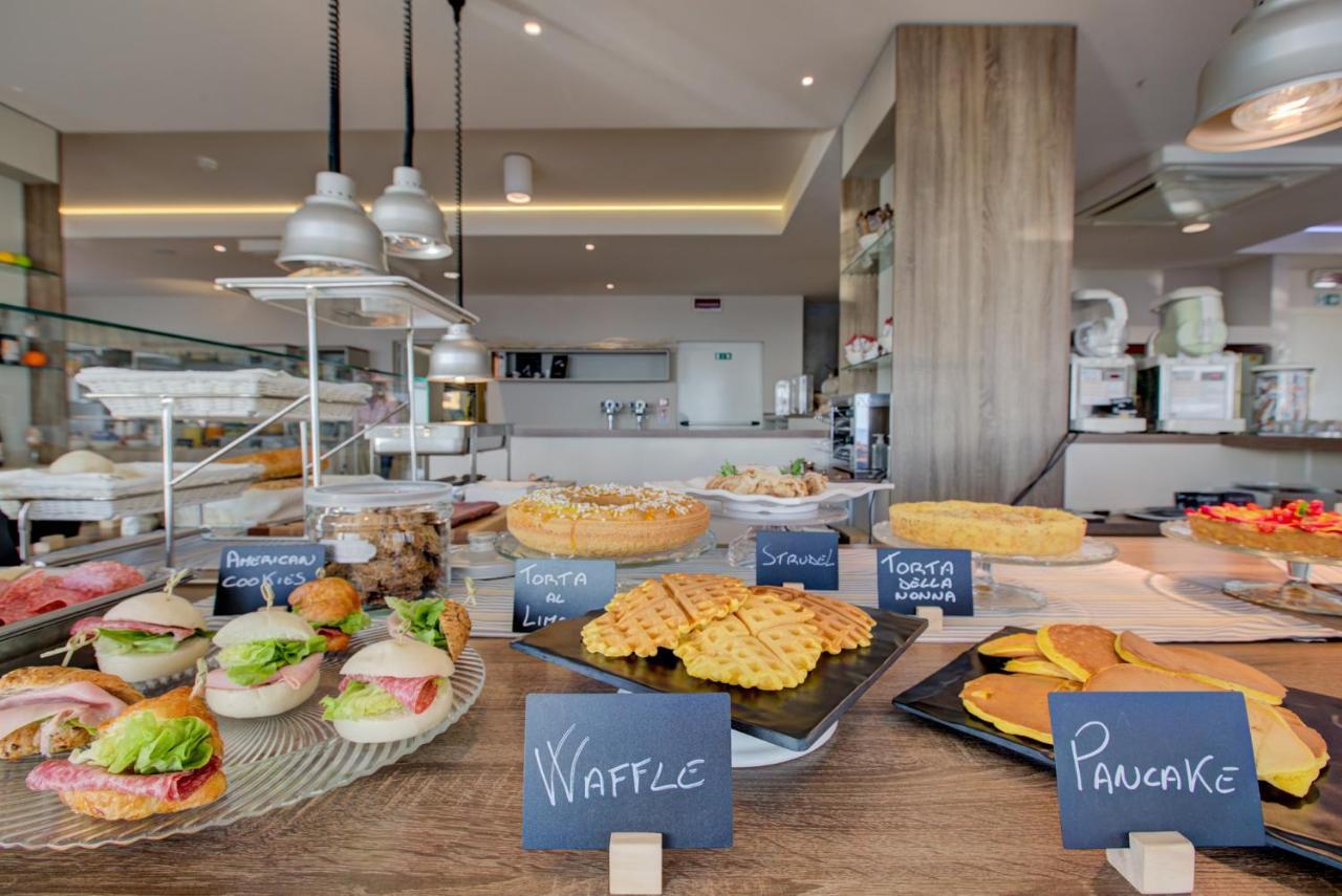 Hotel Alexandra - Beach Front - Healthy Xxl Breakfast & Brunch Until 12 30 - Parking Included Misano Adriatico Exteriör bild