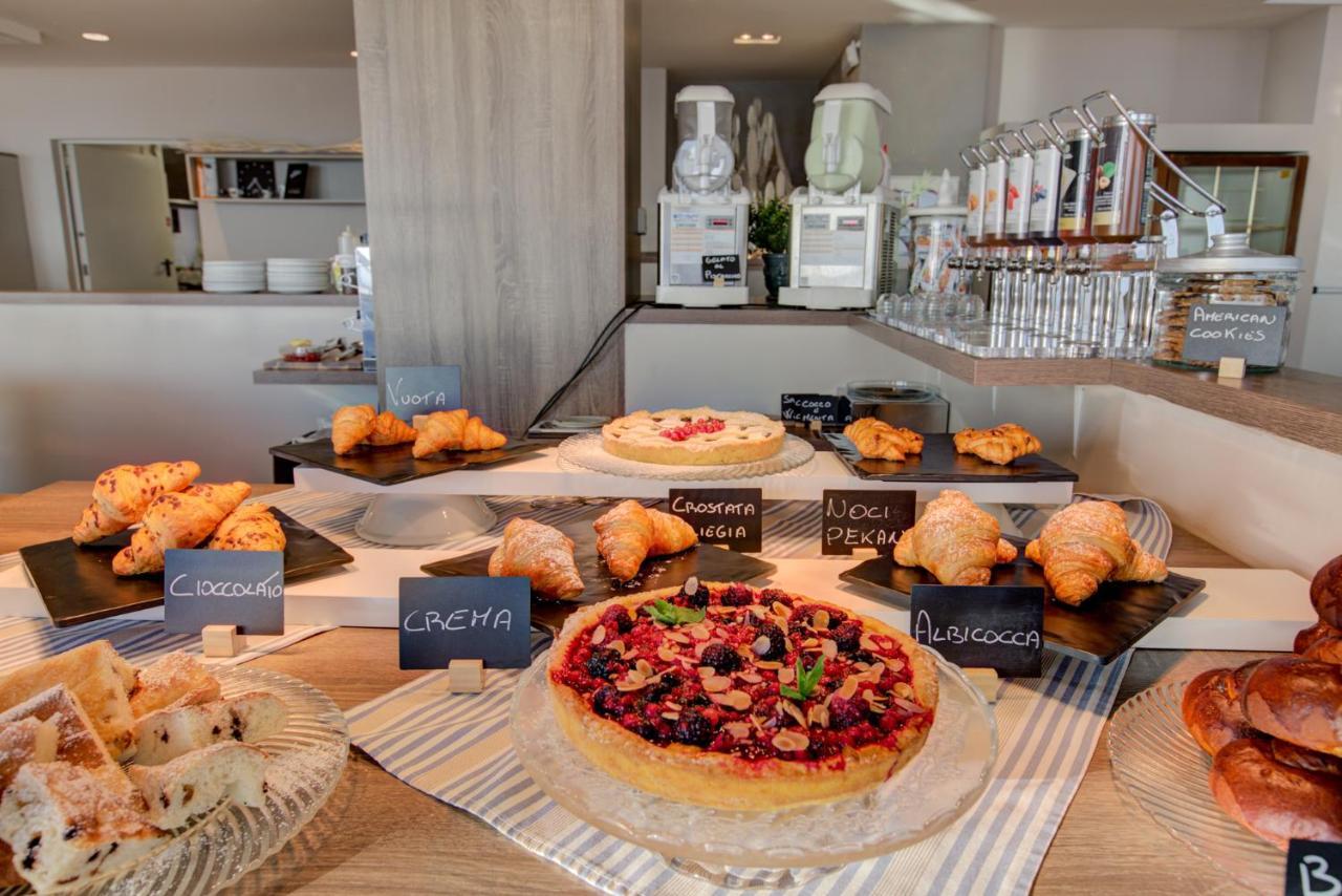 Hotel Alexandra - Beach Front - Healthy Xxl Breakfast & Brunch Until 12 30 - Parking Included Misano Adriatico Exteriör bild