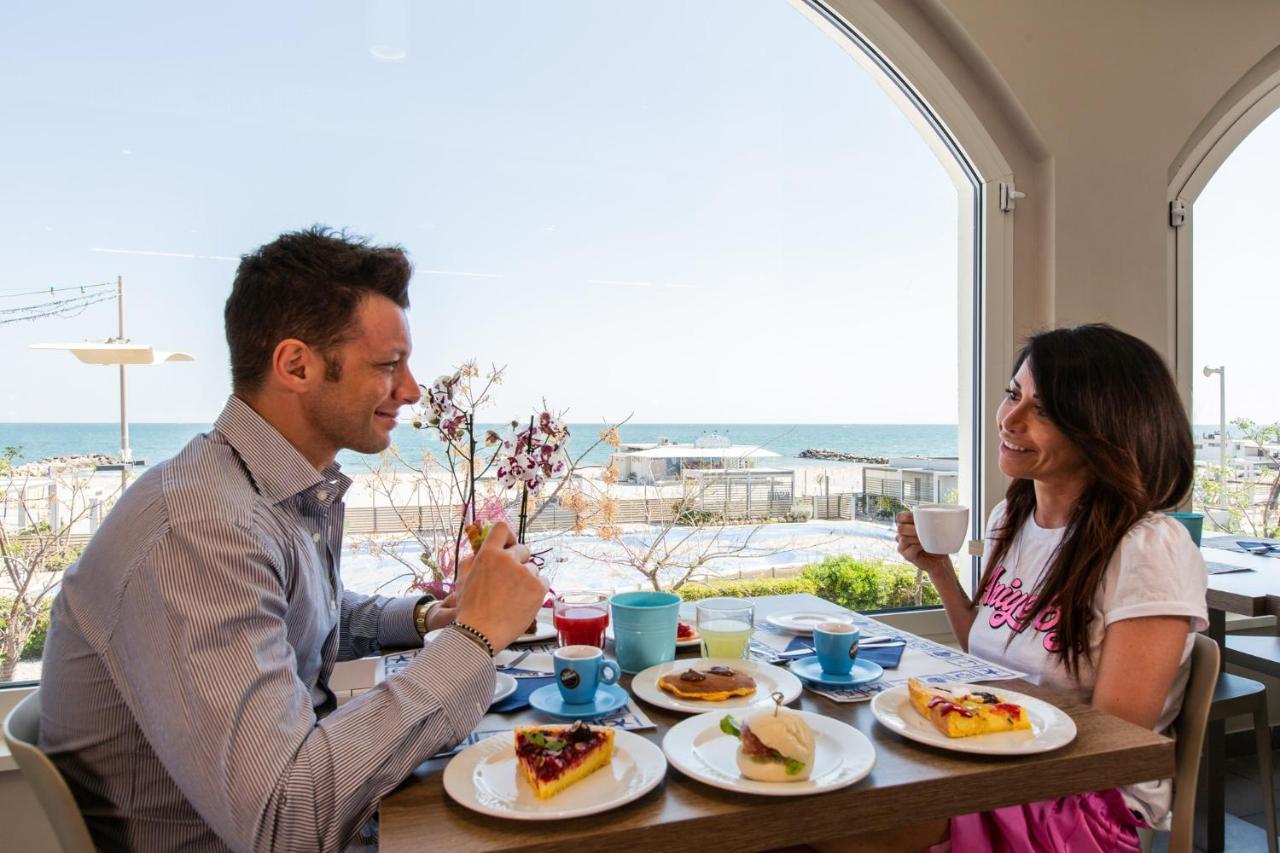 Hotel Alexandra - Beach Front - Healthy Xxl Breakfast & Brunch Until 12 30 - Parking Included Misano Adriatico Exteriör bild