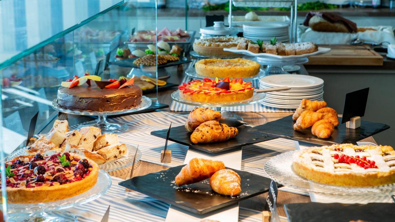 Hotel Alexandra - Beach Front - Healthy Xxl Breakfast & Brunch Until 12 30 - Parking Included Misano Adriatico Exteriör bild