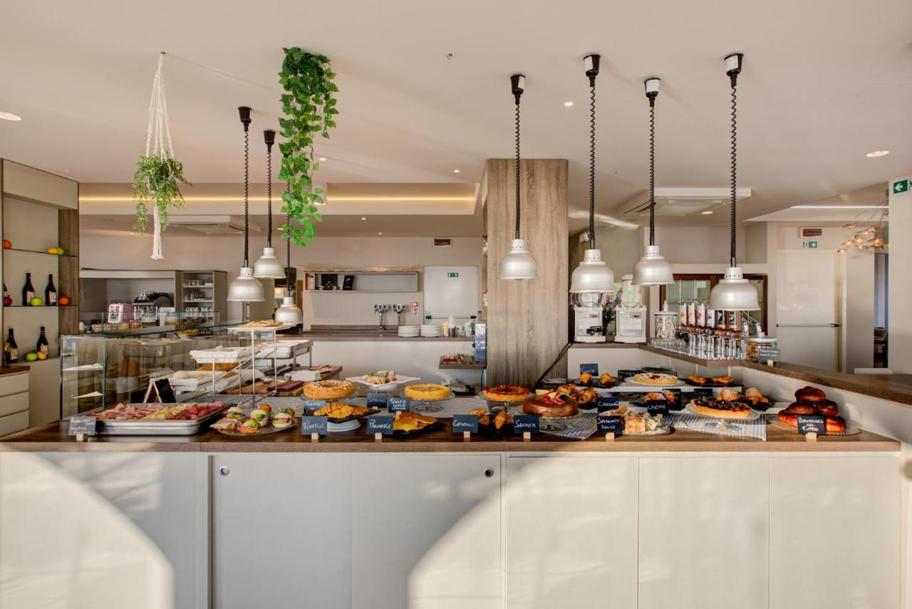 Hotel Alexandra - Beach Front - Healthy Xxl Breakfast & Brunch Until 12 30 - Parking Included Misano Adriatico Exteriör bild