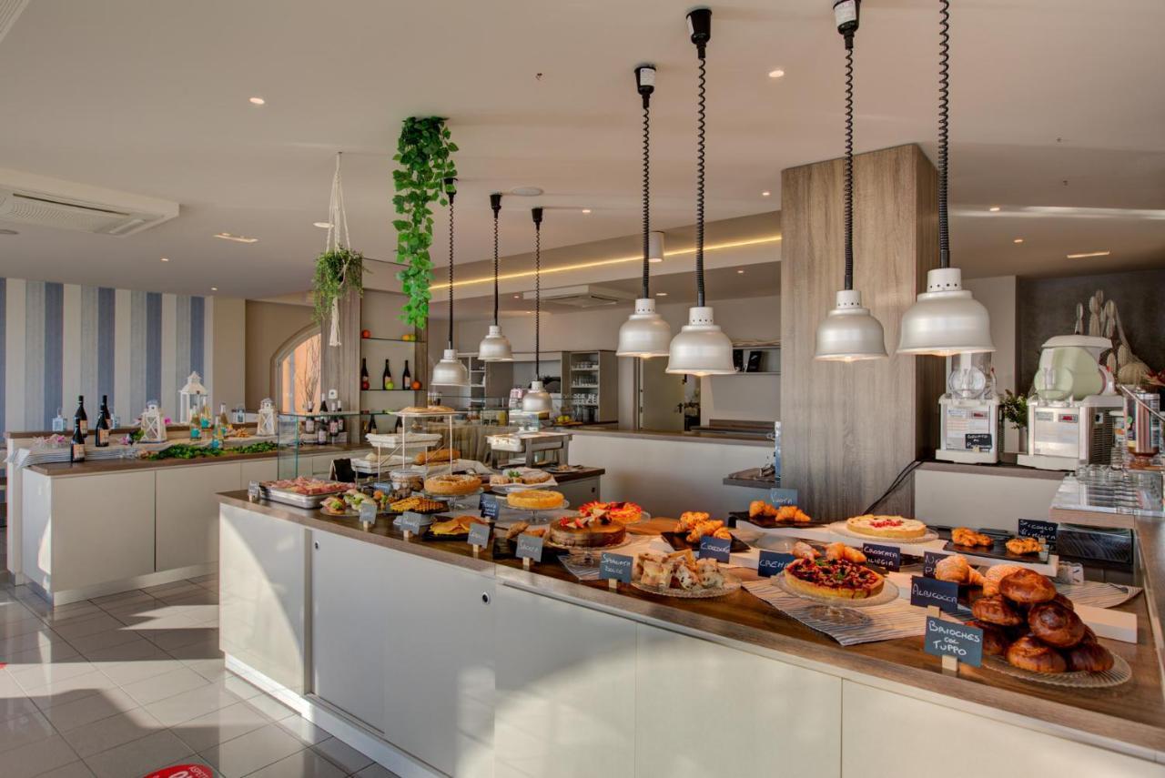 Hotel Alexandra - Beach Front - Healthy Xxl Breakfast & Brunch Until 12 30 - Parking Included Misano Adriatico Exteriör bild
