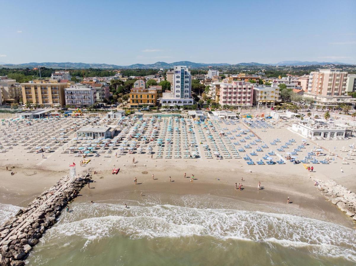 Hotel Alexandra - Beach Front - Healthy Xxl Breakfast & Brunch Until 12 30 - Parking Included Misano Adriatico Exteriör bild