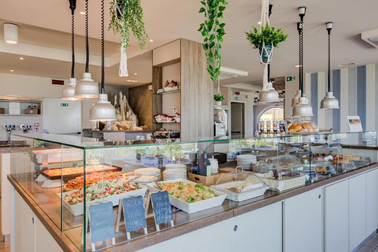 Hotel Alexandra - Beach Front - Healthy Xxl Breakfast & Brunch Until 12 30 - Parking Included Misano Adriatico Exteriör bild