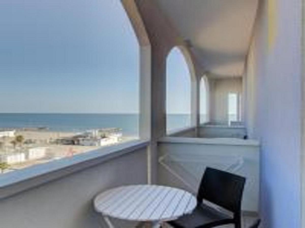 Hotel Alexandra - Beach Front - Healthy Xxl Breakfast & Brunch Until 12 30 - Parking Included Misano Adriatico Exteriör bild