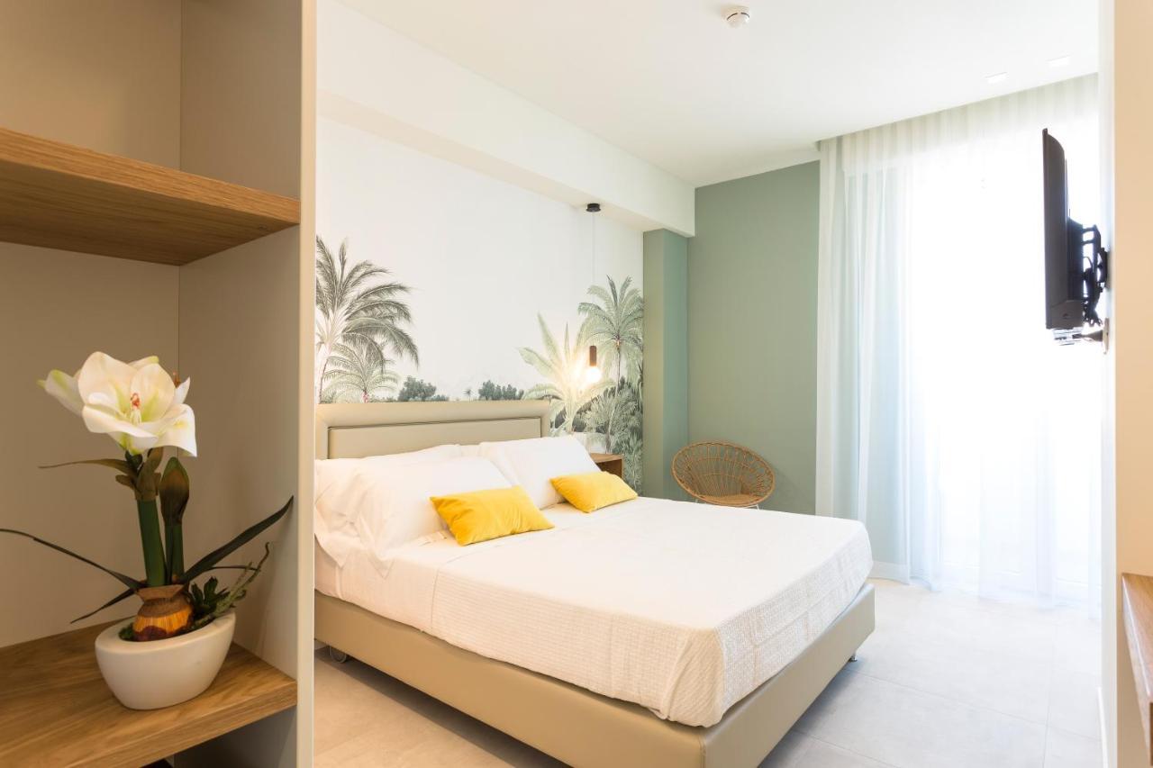 Hotel Alexandra - Beach Front - Healthy Xxl Breakfast & Brunch Until 12 30 - Parking Included Misano Adriatico Exteriör bild