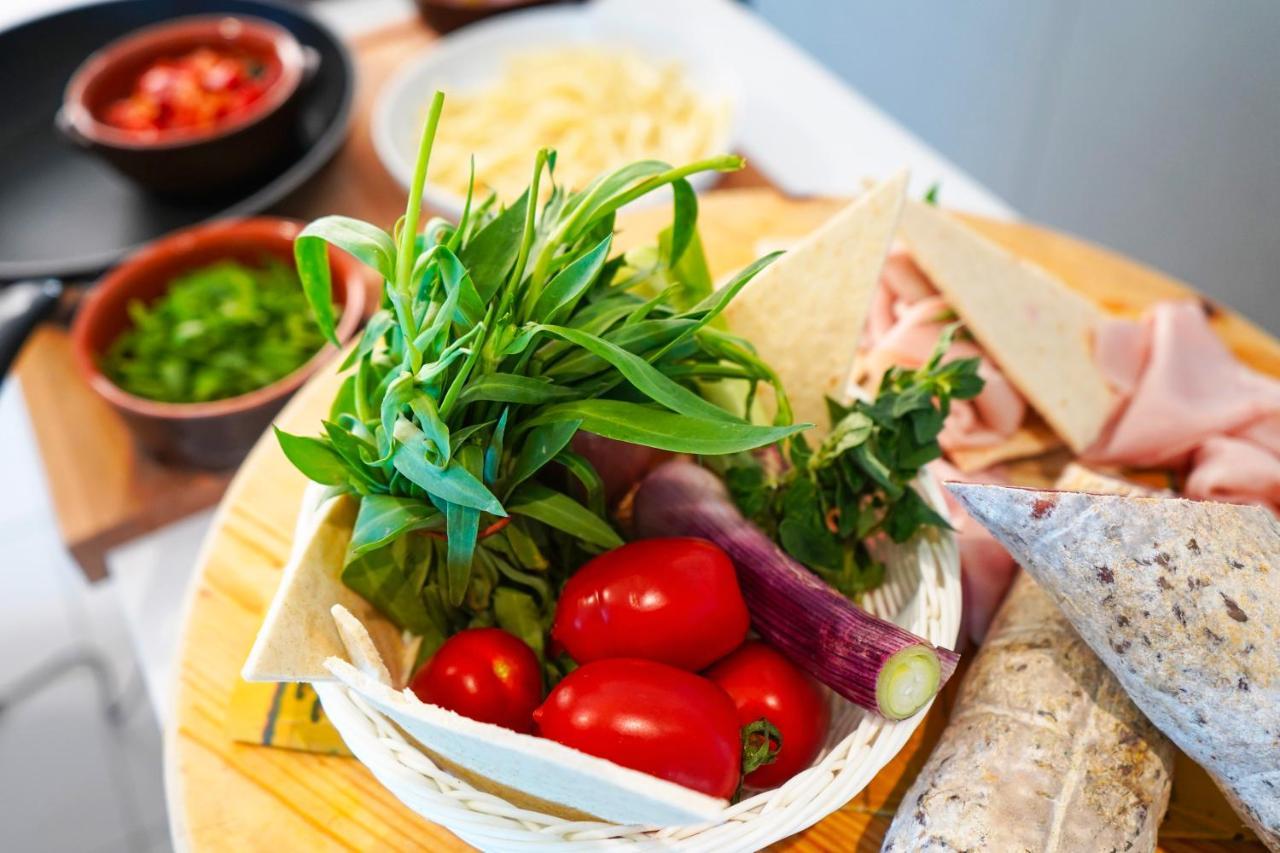 Hotel Alexandra - Beach Front - Healthy Xxl Breakfast & Brunch Until 12 30 - Parking Included Misano Adriatico Exteriör bild