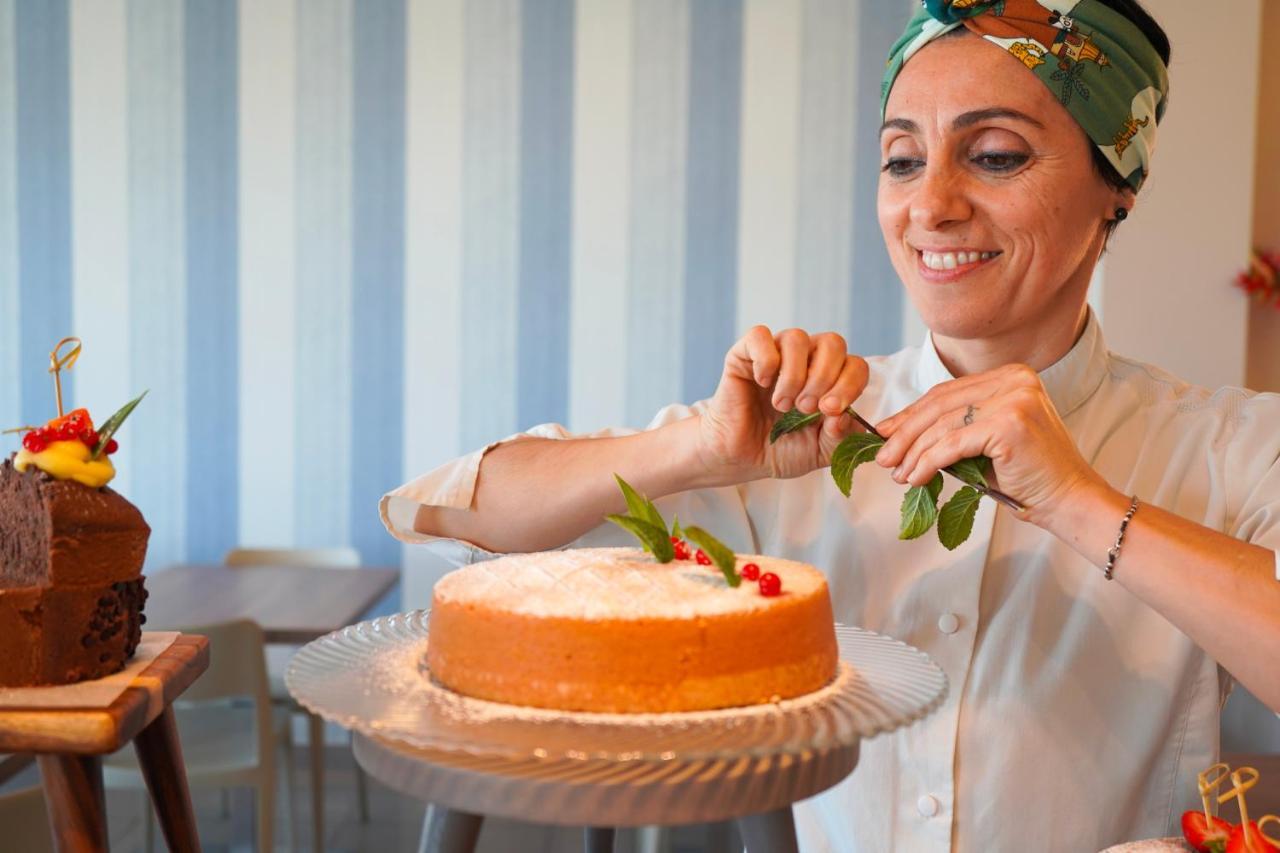 Hotel Alexandra - Beach Front - Healthy Xxl Breakfast & Brunch Until 12 30 - Parking Included Misano Adriatico Exteriör bild