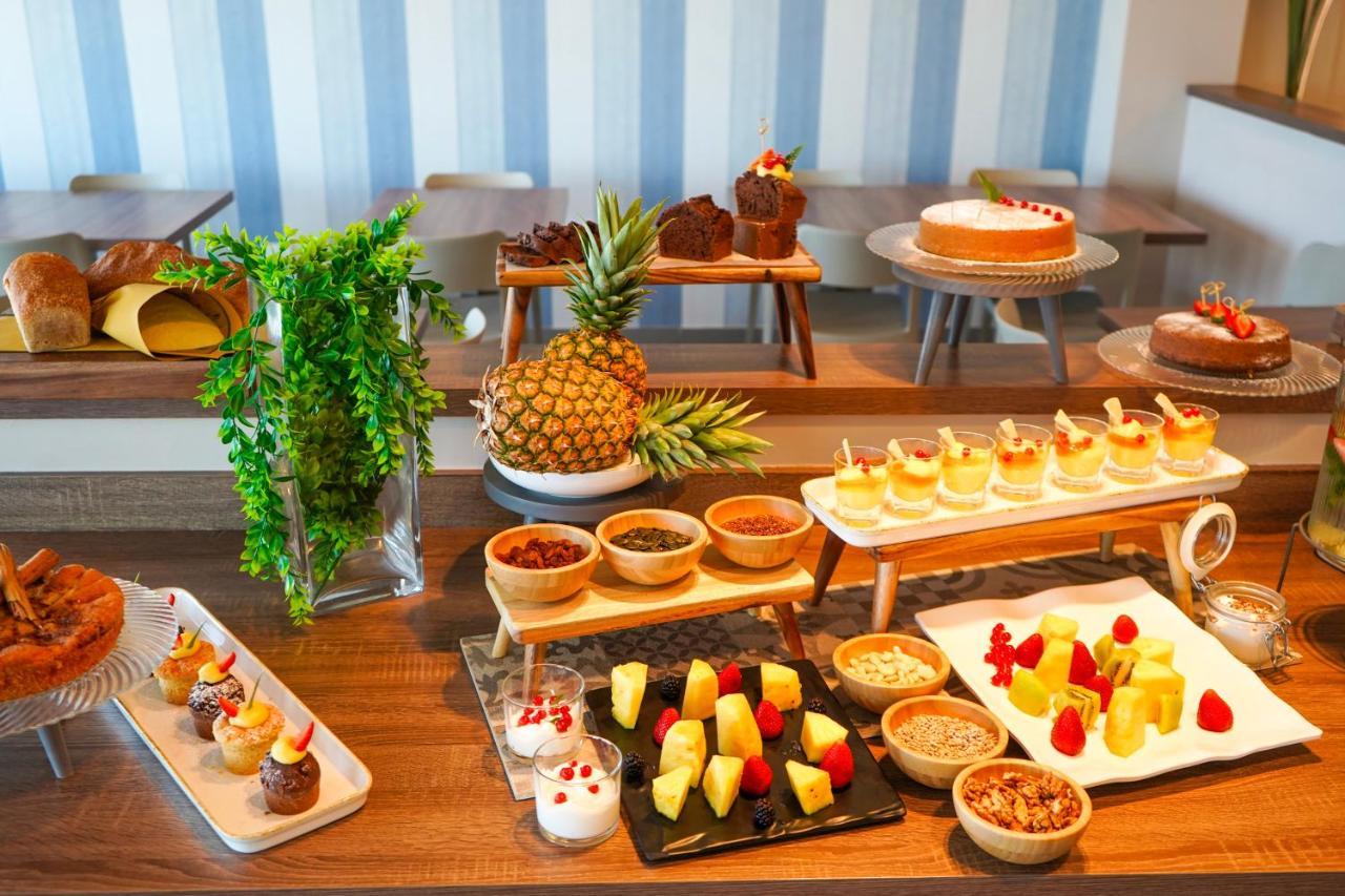 Hotel Alexandra - Beach Front - Healthy Xxl Breakfast & Brunch Until 12 30 - Parking Included Misano Adriatico Exteriör bild