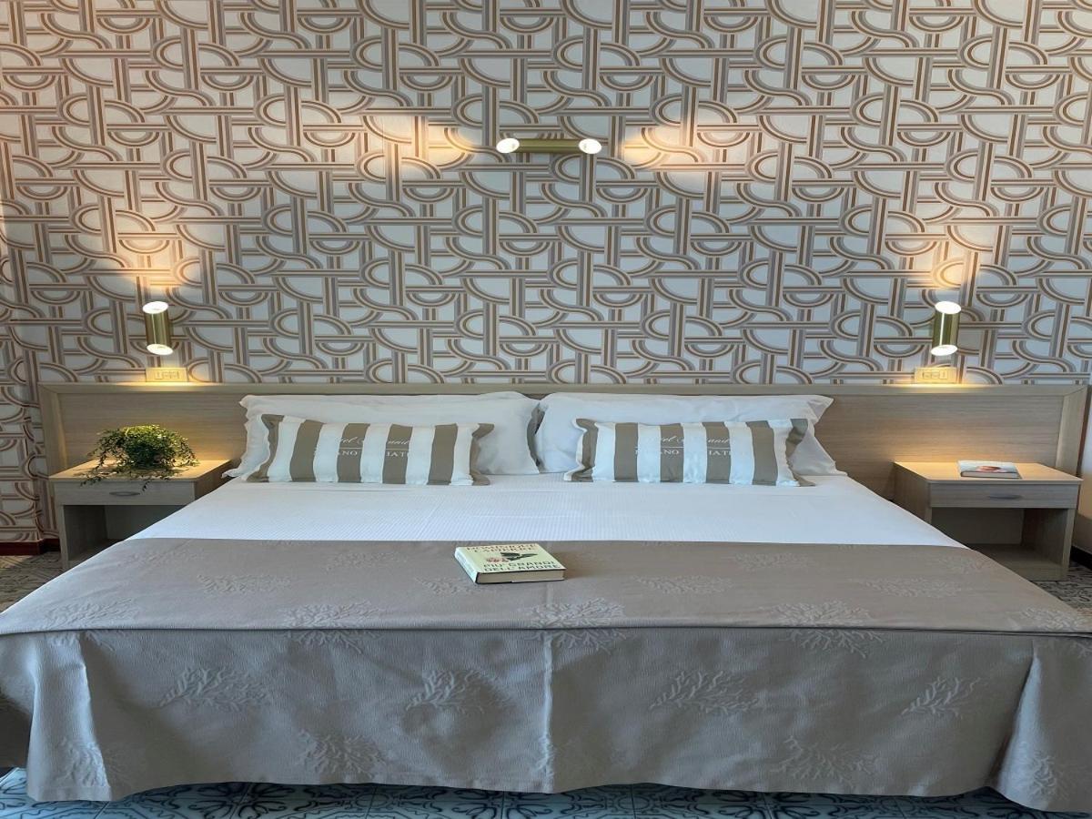 Hotel Alexandra - Beach Front - Healthy Xxl Breakfast & Brunch Until 12 30 - Parking Included Misano Adriatico Exteriör bild