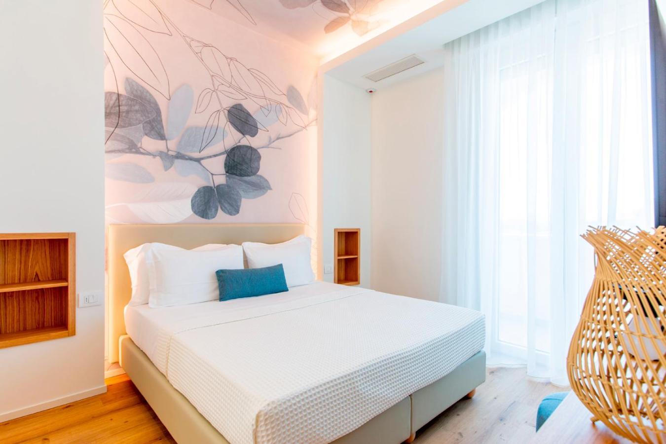 Hotel Alexandra - Beach Front - Healthy Xxl Breakfast & Brunch Until 12 30 - Parking Included Misano Adriatico Exteriör bild