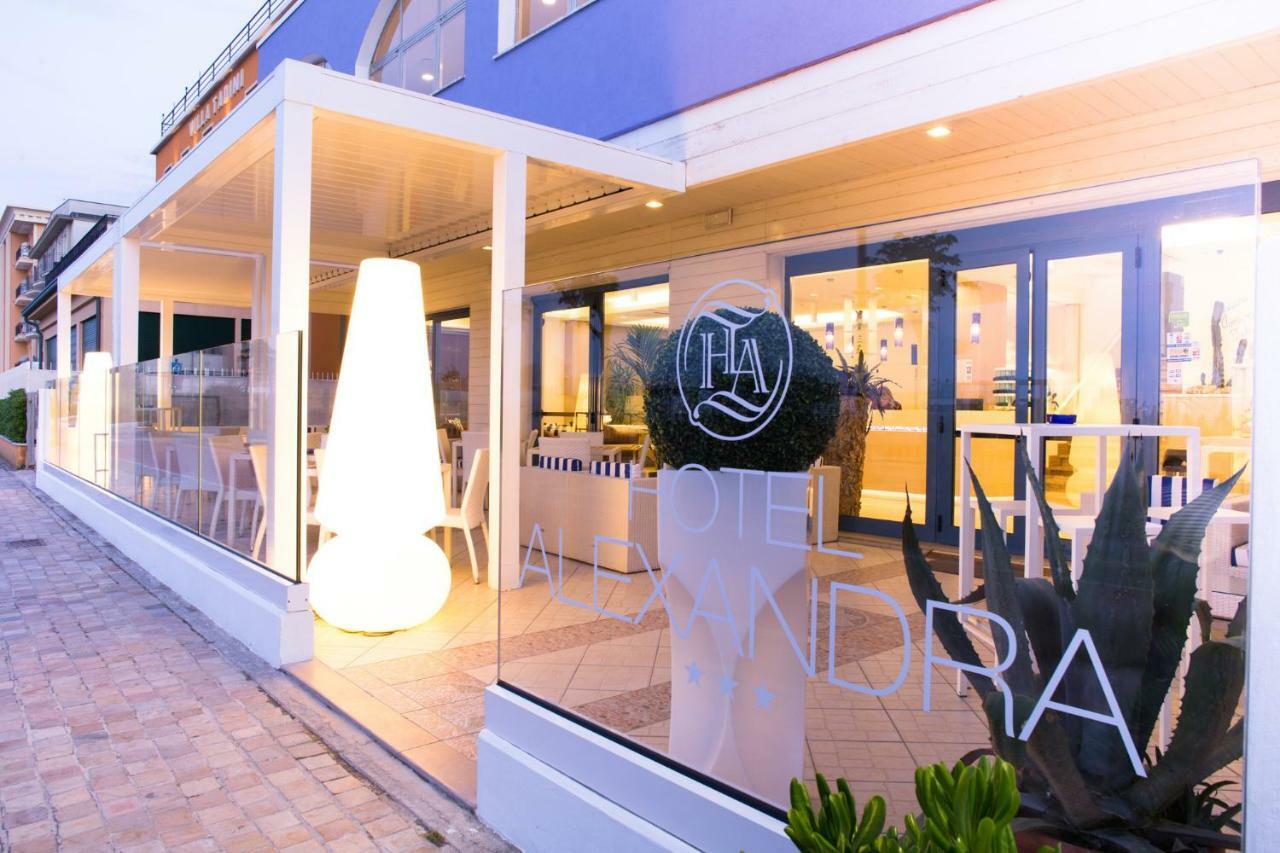 Hotel Alexandra - Beach Front - Healthy Xxl Breakfast & Brunch Until 12 30 - Parking Included Misano Adriatico Exteriör bild